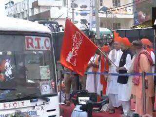 अमरनाथ यात्रा के लिए तीर्थयात्रियों का पहला बैच जम्मू से रवाना, J&K के LG मनोज सिन्हा ने दिखाई हरी झंडी