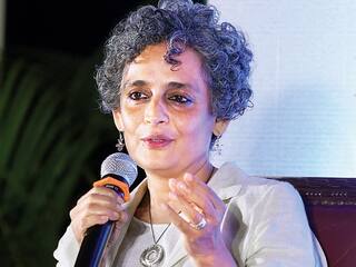 लेखिका अरुंधति रॉय पर चलेगा आतंकवाद विरोधी कानून UAPA के तहत मुकदमा, दिल्ली LG ने दी मंजूरी; जानिए क्या है मामला