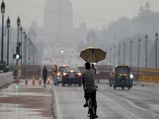 दिल्ली-NCR में धूल भरी आंधी और बारिश ने बदला मौसम का मिजाज, तापमान में भी आई गिरावट