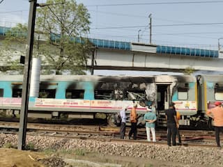 Massive Fire Breaks Out In Two Coaches of Taj Express Between Tughlakabad and Okhla in Delhi