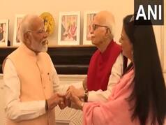शपथ ग्रहण समारोह से पहले लालकृष्ण आडवाणी से मिले नरेंद्र मोदी, हाथ पकड़कर लिया आशीर्वाद। देखें VIDEO