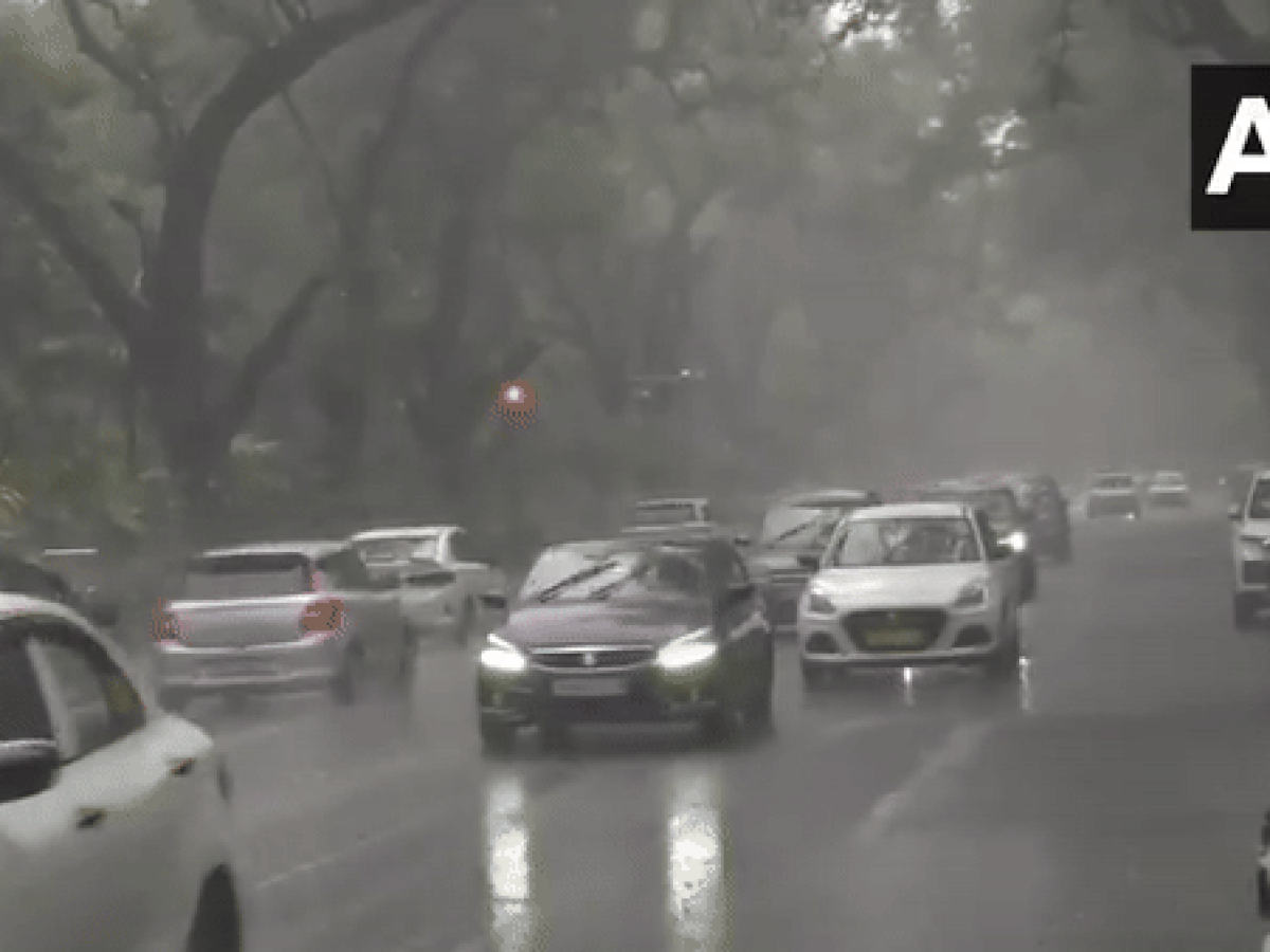 Delhi Weather Update: दिल्ली में मौसम ने बदला रुख, तेज हवा के साथ झमाझम हुई बारिश, लोगों को गर्मी से मिली राहत