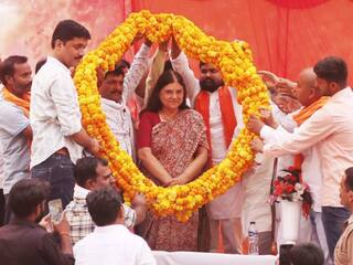 BJP की मेनका गांधी भी चुनाव हारीं, सुलतान पुर से दिग्गज नेता को सपा ने हराया