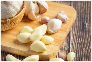 सुबह खाली पेट लहसुन की 2 कलियां चबाने से पाचन तंत्र होगा दुरुस्त, कंट्रोल में रहेगा ब्लड शुगर लेवल
