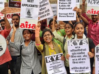 NEET Paper Leak: पटना से लेकर हजारीबाग तक CBI की छापेमारी, घंटों पूछताछ के बाद स्कूल प्रिंसिपल को कस्टडी में लिया