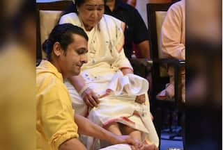 Internet is All Hearts For Sonu Nigam After He Washes Asha Bhosle's Feet - WATCH