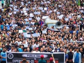मणिपुर में फिर उठ रही 'अलग प्रशासन' की मांग, सड़कों पर उतरे कुकी समुदाय के हजारों लोग