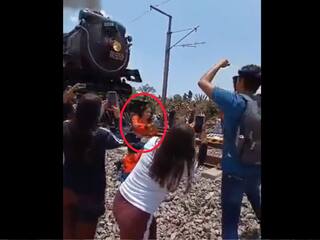 Video : Selfie का शौक बना मौत, रेलवे ट्रैक पर फोन लेकर खड़ी थी लड़की; तभी काल बनकर पीछे से आई ट्रेन