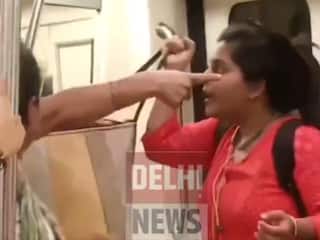 Delhi Metro Ka Video: मेट्रो में देखते ही देखते बिगड़ गई बात, फिर महिलाओं ने बवाल काट दिया- देखें वीडियो