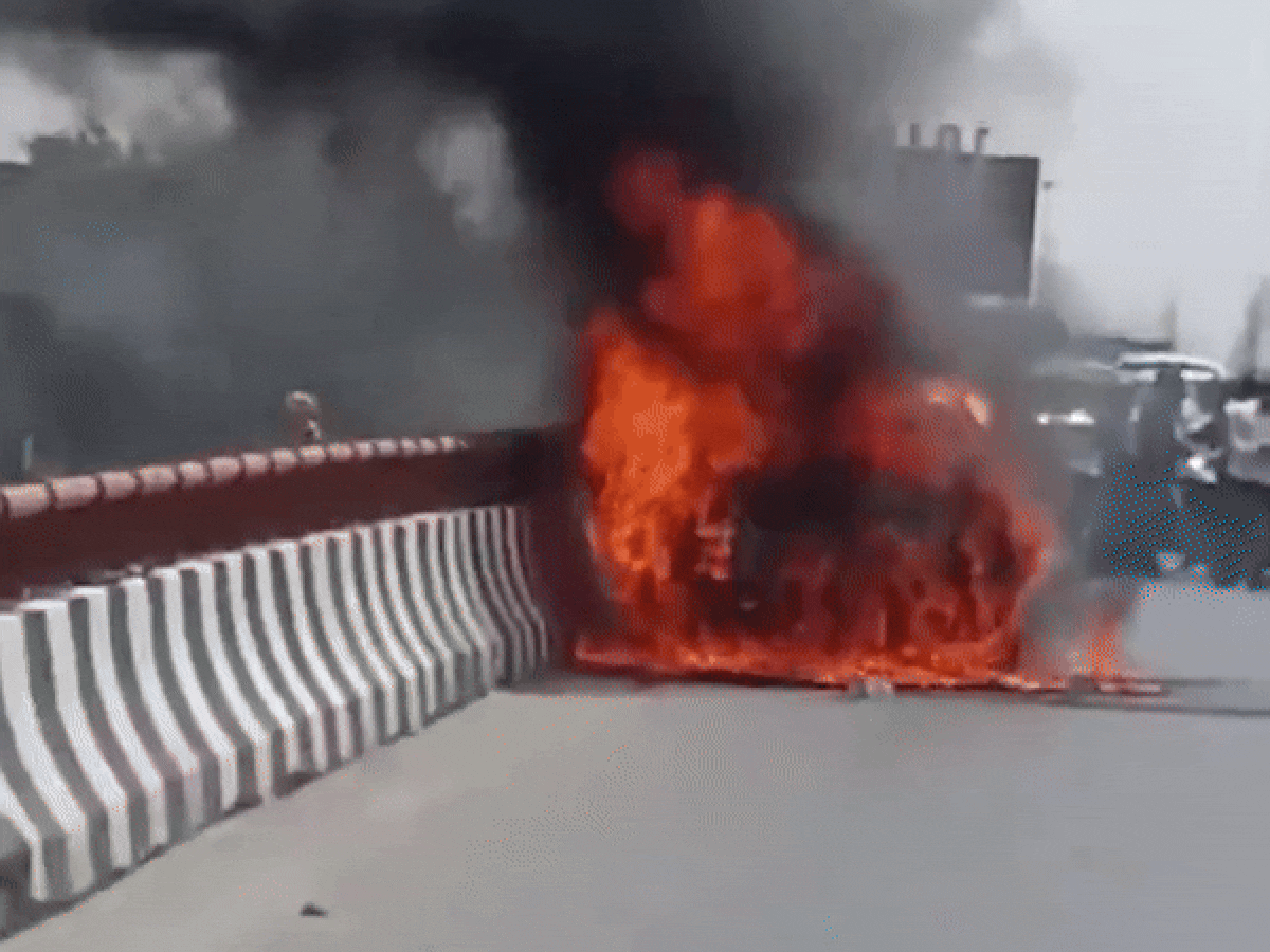 Delhi से सटे Noida में आग का गोला बनी चलती कार, चालक ने कूदकर बचाई जान | Watch