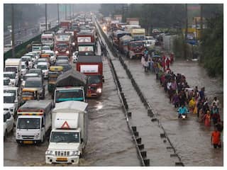 Delhi Traffic Update: दिल्ली में बारिश के चलते कई जगह सड़कों पर लंबा जाम, घर से निकलने से पहले जान लें अपडेट