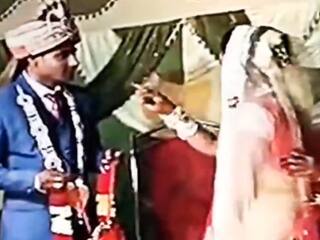 Dulha Dulhan Ka Video: उंगली दिखाकर स्टेज पर ही धमकाने लगी दुल्हन, फिर दूल्हे ने जो किया पूरी बारात हिल गई | देखें वीडियो