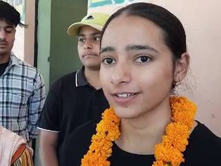 पढ़ें जम्मू-कश्मीर 12वीं एग्जाम की टॉपर महिका पंडोह की सक्सेस स्टोरी, लाई 98.40 प्रतिशत मार्क्स