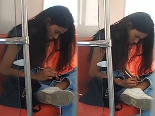 Metro Ka Video: परीक्षा में नकल की तैयारी करती दिखी लड़की, मेट्रो में बैठकर बनाने लगी पर्ची | देखें वीडियो