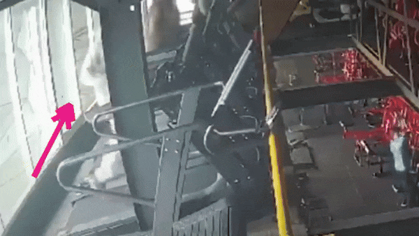 ट्रेडमिल पर दौड़ते हुए जिम की तीसरी मंजिल से गिरी लड़की, CCTV में कैद हुई खौफनाक मौत