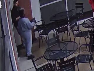 Viral Video: जिसे बेघर समझकर बच्चे ने दिए पैसे वो निकला अरबपति, आगे जो हुआ दिन बन जाएगा | देखें वीडियो