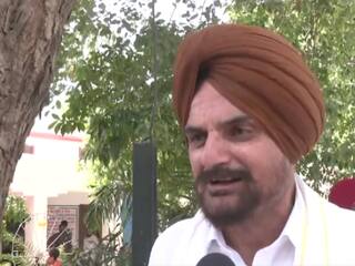 Sidhu Mossewala के पिता बलकौर सिंह ने किया मतदान, कैमरे के सामने खुलकर बताया किसे किया वोट