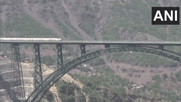 VIDEO : दुनिया के सबसे ऊंचे चिनाब ब्रिज पर पहली बार दौड़ी ट्रेन, जानिए आप कब ले सकेंग इस खूबसूरत सफर का मजा