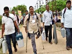कोई दिव्यांग, किसी की गाद में बच्चा, तपती गर्मी में कैसे मतदान कराने पहुंचे पॉलिंग ऑफिशियल| PHOTOS