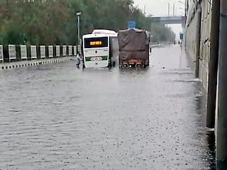 पहली बारिश में घुटनों पर आई दिल्ली, देशभर में कहां-कहां पहुंचा मानसून, पढ़ें मौसम का हाल