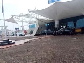 दिल्ली के IGI के बाद गुजरात के राजकोट एयपोर्ट पर भी गिरी छतरी, देखें VIDEO
