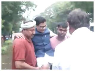 सपा सांसद राम गोपाल यादव के बंगले में जलभराव, स्टॉफ ने गोद में उठाकर बैठाया कार में