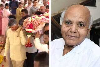TDP Chief N Chandrababu Naidu Lifts Mortal Remains of Ramoji Rao at His Funeral - WATCH