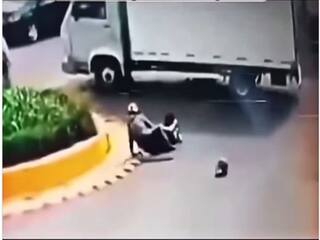 Viral Video Today: लड़की को स्कूटी से खींचकर ले गया 'भूत', नजारा देख कांपने लगेंगे | देखें वीडियो