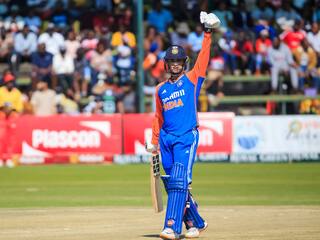 अभिषेक शर्मा ने अपने नहीं इस खिलाड़ी के बल्ले से ठोका शतक, मचा दिया धमाल