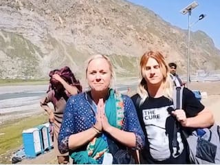 भोले बाबा के दर्शन करने अमरनाथ यात्रा पर आए विदेशी मां-बेटे, सोशल मीडिया पर Video हो रहा वायरल