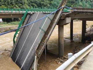 चीन में भारी बारिश के चलते बाढ़ ने मचाई तबाही; पुल ढहने से 11 लोगों की मौत, कई लापता