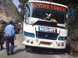Watch Video: पहाड़ पर बस का ब्रेक हुआ फेल तो हीरो बन सामने आए सेना के जवान, ऐसे बचाई लोगों की जान