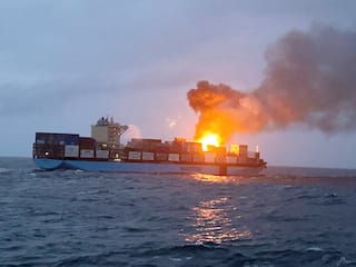 समुद्र के बीचों बीच धू-धूकर जला कार्गो कंटेनर शिप, गोवा के तट से दिखा धुएं का गुबार; सामने आया Video