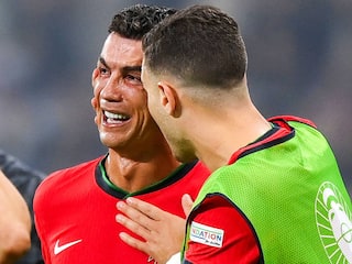 VIDEO: मैच के दौरान मां के सामने फूट-फूटकर रोने लगे क्रिस्टियानो रोनाल्डो, फिर मांगी माफी, जानिए क्या है माजरा