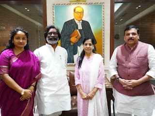 CM केजरीवाल की पत्नी से मिले हेमंत सोरेन, कल्पना गले मिलते हुए आई नजर, संजय सिंह भी रहे मौजूद