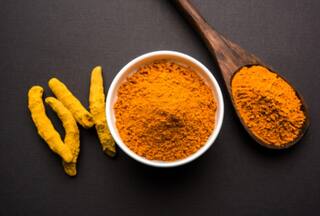 एक चुटकी हल्दी शरीर से बाहर निकाल फेंकेगी बैड कोलेस्‍ट्रॉल, जानें सेवन का सही तरीका
