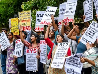 SC के फैसले के बाद 4 लाख छात्रों के घटेंगे नंबर, छोटी हो जाएगी NEET टॉपर लिस्ट, जानें क्या है वजह?