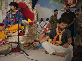 टी20 विश्व कप जीतने के बाद बागेश्वर धाम के दरबार में पहुंचे कुलदीप यादव,  परिवार के साथ लिया आशीर्वाद