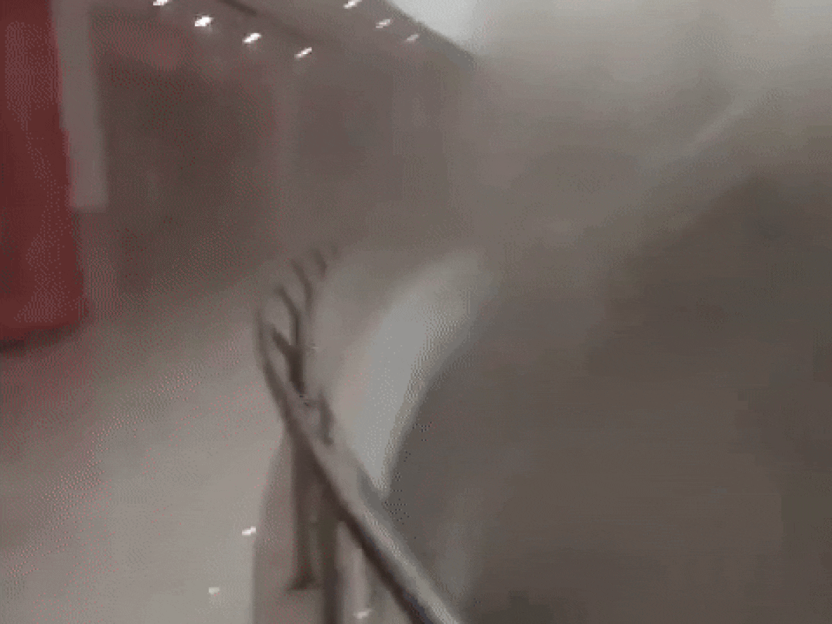 Noida के लॉजिक्स मॉल में भीषण आग के बाद अफरातफरी, हर तरफ धुआं ही धुआं | Video