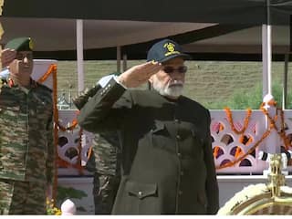 25वां विजय दिवस: लद्दाख पहुंचे PM मोदी, कारगिल वॉर मेमोरियल पर शहीदों को दी श्रद्धांजलि