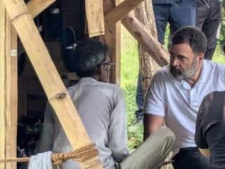 Video: सुल्तानपुर में 'मोची' बने राहुल गांधी, दुकान में बैठकर सीखा चप्पल सिलने का हुनर; सादगी के कायल हुए लोग