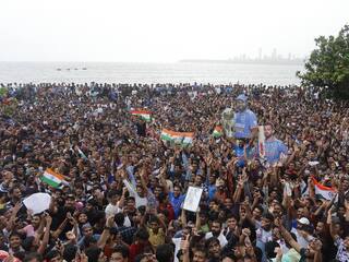 Indian Cricket Team's victory parade: मरीन ड्राइव पर उमड़ा जनसैलाब, मुंबईवासी टीम इंडिया का भव्य स्वागत करने के लिए बेताब