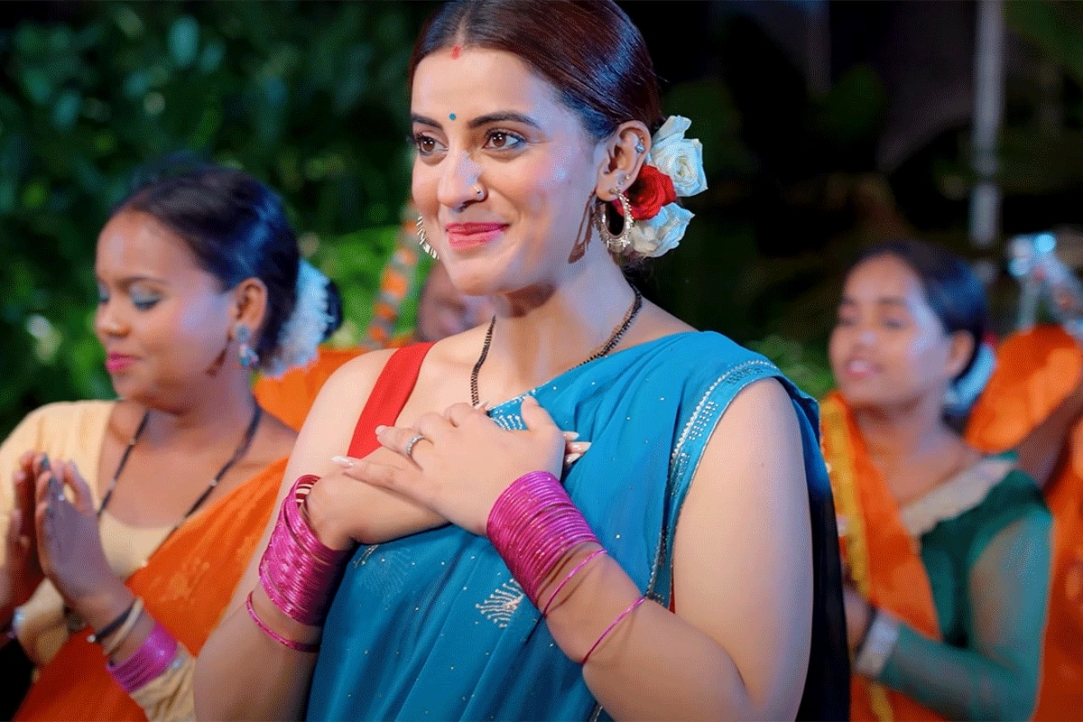 अक्षरा सिंह का नया बोलबम गाना 'बाबा नगरिया चल' हुआ रिलीज, झूम उठे श्रद्धालु