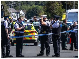 Britain News: डांस क्लास में फैली दहशत के बाद गुस्साई भीड़ ने लगाई पुलिस की गाड़ियों को आग, 3 बच्चियों की मौत, 9 घायल