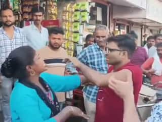 Viral Video Today: बीच सड़क पर पति को पीटने लगी महिला, बोलते ही जड़ दिया झापड़ | देखें वीडियो