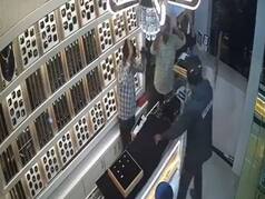 Robbery Ka Video: फिल्मी स्टाइल में जूलरी शॉप में घुसे लुटेरे, फिर बंदूक दिखाकर उड़ा लिया लाखों का सामान | देखें वीडियो