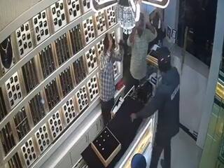 Robbery Ka Video: फिल्मी स्टाइल में जूलरी शॉप में घुसे लुटेरे, फिर बंदूक दिखाकर उड़ा लिया लाखों का सामान | देखें वीडियो