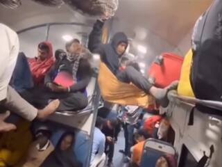 Train Ka Video: ट्रेन में सीट के लिए बनाया गजब का जुगाड़, मगर जो हुआ बेचारे को नानी याद आ गई | देखें वीडियो