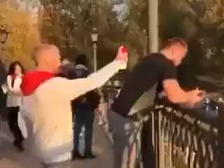 Prank Ka Video: अब कभी किसी के साथ प्रैंक नहीं करेगा बंदा, शख्स ने उठाकर नदी में फेंक दिया | देखें वीडियो