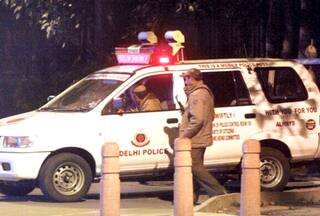 Fake fan steals gold jewellery from social media influencer while requesting a picture; Police arrest her in Manali